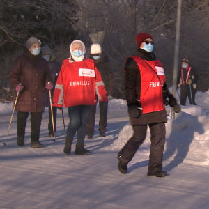 Seniorer på promenad i ett snöigt Pargas