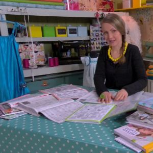 Lee söker mönster ur specialtidningar för sömnad