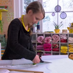 Lee klipper ut mönsterdelarna hon ritat av