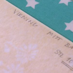 Markeringarna och anvisningarna är till stor hjälp då tyget ska klippas till