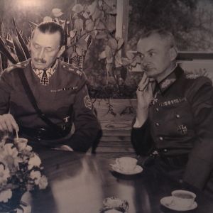  'Saksalaiskenraalit Nikolaus von Falkenhorst ja Valdemar Erfurth Mannerheimin kanssa kahvipödän ääressä. Erfurth istuu sotamarsalkan oikealla puolella.