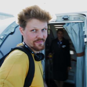 Jussi Nygren astuu lentokoneeseen