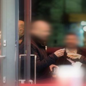 järjestyksenvalvoja ravintolan ovella