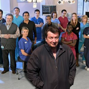 Elokuvaohjaaja Aki Kaurismäki kertoo haastattelussa suosikkisarjastaan Holby Cityn sairaalasta.