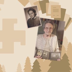 Lotta näyttää vanhaa valokuva-albumia. Taustalla kuvitusta Lotta Svärd Säätiön omistuksista.