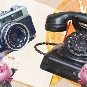 Kollaasi, jossa vanha kamera, puhelin, ruusuja, kalenteri ja kellotaulu.