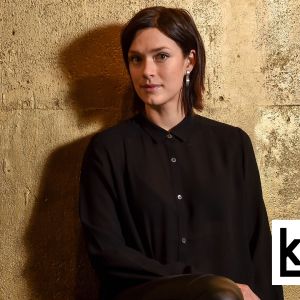Krista Kosonen istuu penkillä. 