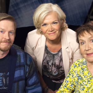 Elokuvaohjaaja Einari Paakkanen ja professori Marja-Liisa Honkasalo Anne Flinkkilän vieraina.