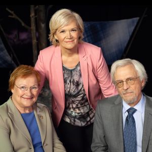 Presidentti Tarja Halonen ja professori Pentti Arajärvi Anne Flinkkilän vieraina.