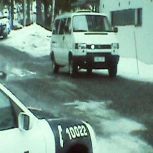 Poliisiautoja kerrostalon pihalla
