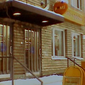 Postikonttori ulko-oven edustalta