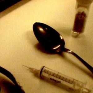 Suonensisäisten huumausaineiden käyttöön tarkoitettuja välineitä