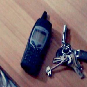 Kuvassa matkapuhelin ja avainnippu