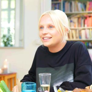 Viivi Huuska brunssipöydässä