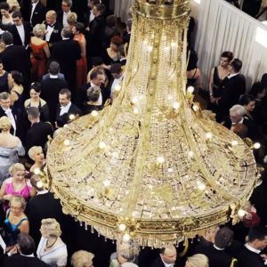 Kuva presidentin itsenäisyyspäivän juhlavastaanoton tanssilattialta.