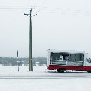 Dokumenttielokuva Yrittäjä kertoo kahdesta erilaisesta yrittäjästä kahdessa hyvin erilaisessa Suomessa. 