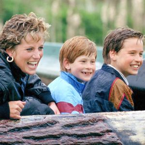 Prinsessa Diana poikiensa Williamin ja Harryn kanssa huvipuistossa