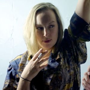 Milla Kangas (Sarah) ja Lauri Tilkanen (Richard) katsovat toisiaan. Sarah polttaa savuketta, Richard puhuu mikrofoniin.