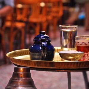 Juomia tarjottimella kairolaisessa kahvilassa Khan el-Khalili -markkina-alueella.