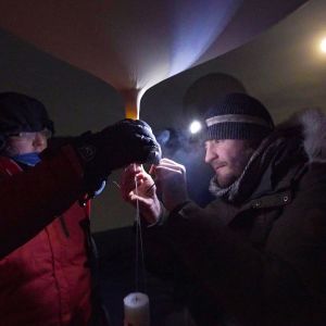 Tiededokumentti kansainvälisestä revontulitutkimuksesta ja sen haasteista.