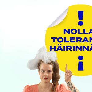 Ina Mikkola nollatoleranssi häirinnälle -tarran alla.