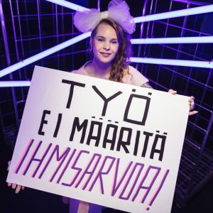 Ina Mikkola kyltin kanssa