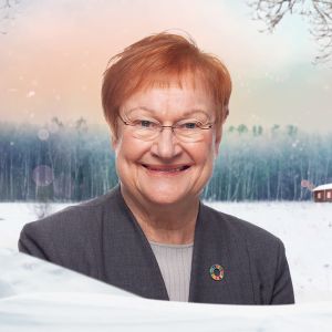 Tarja Halonen mot en vintrig bakgrund.