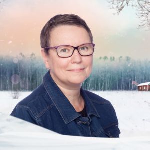 Camilla Svevar mot en grafisk vintrig bakgrund.