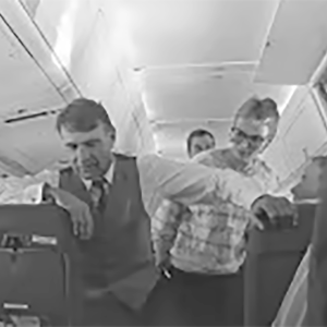 Mauno Koivisto keskustelee lentokoneessa toimittajien kanssa 1985