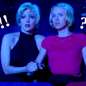 Kaksi naista istuu sinisissä väreissä katsomossa, kuvassa huuto- ja kysymysmerkkejä sekä teksti Teeman elokuvafestivaali. 