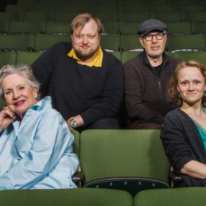 Kom-teatterin nouseva katsomo, jonka penkeillä istuvat Lauri Maijala, Pekka Milonoff, Rea Mauranen ja Ella Mettänen.