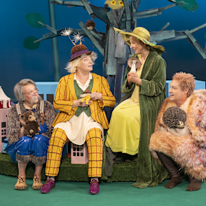 Haitulan matkassa -sarjan Jaakko Vaakko Vesirotta, Haitula, Neiti Hurpula ja Tunteellinen siili istuvat puun alla.