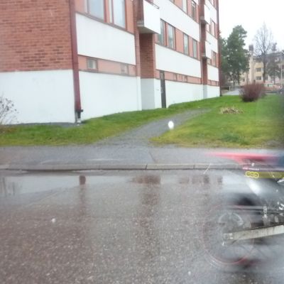 Mopedist i regnväder.