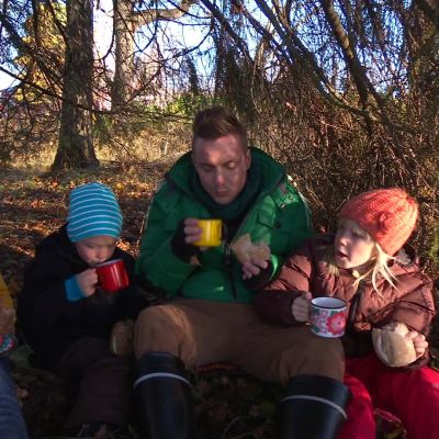 Lunschpaus under ett träd.