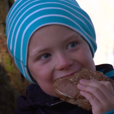 Det smakar med smörgårs när man är utomhus.