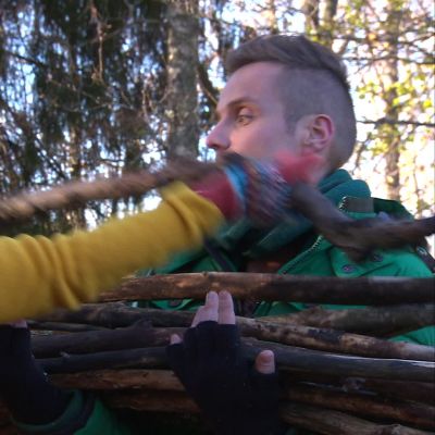 Jonatham får bära det största lasset.