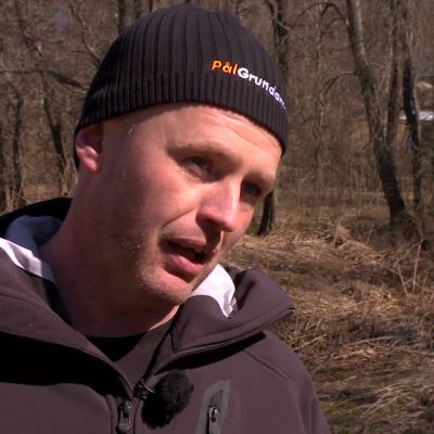 Jens Knipström som pålade växthuset.