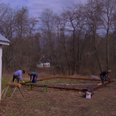Syllarna målas med tjära, terpentin och linolja.