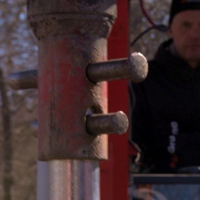 Jens lägger pålar.