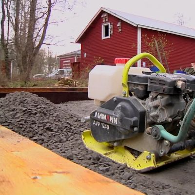 Gruset jämnas ut med en markvibrator.