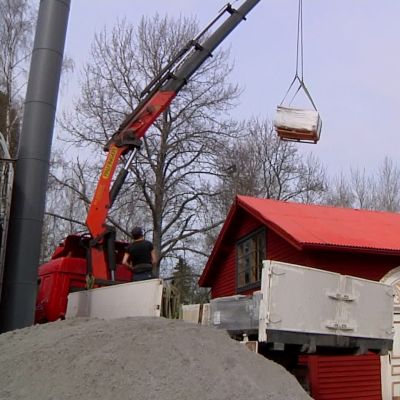 Betongplattor anländer till Strömsö.