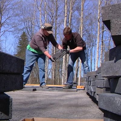 Betongplattorna läggs ut.