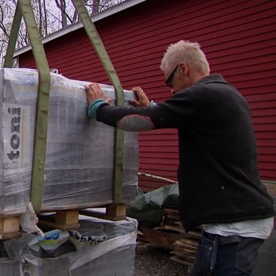 Betongplattor anländer till Strömsö.
