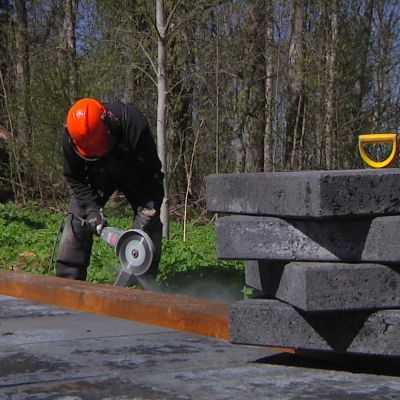 Betongplattor sågas till lämplig storlek.