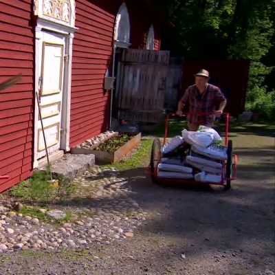 Det går åt en hel del mylla till odlingarna