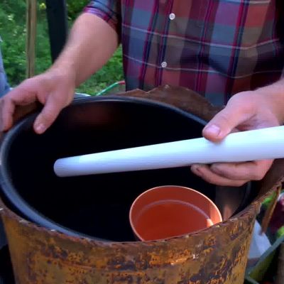 Owe gör en egen underbevattningskruka av en stor och en liten plastkruka och ett rör