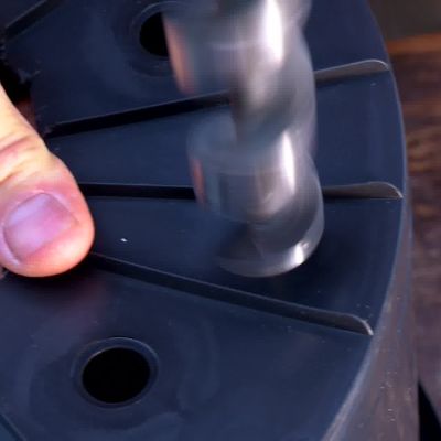 Owe borrar drenäringshål i den stora plastkrukan