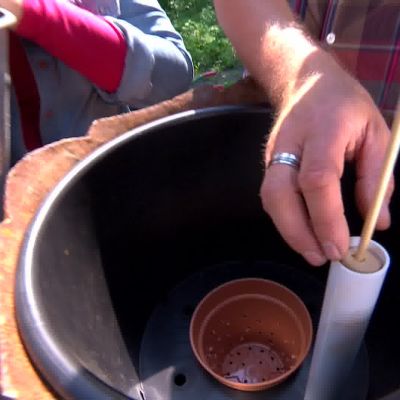 Här plockar Owe ihop delarna, sätt i flottören och fyll krukan med jord