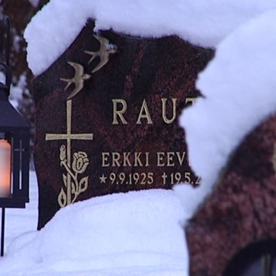 Jouluna ja pyhäinpäivänä hautausmailla on kynttiläsesonki.
