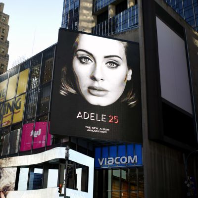 Adelen uuden levyn katumainos New Yorkissa.